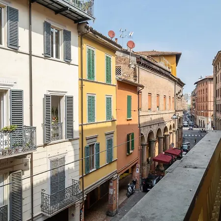 A Due Passi Dalla Pinacoteca ボローニャ